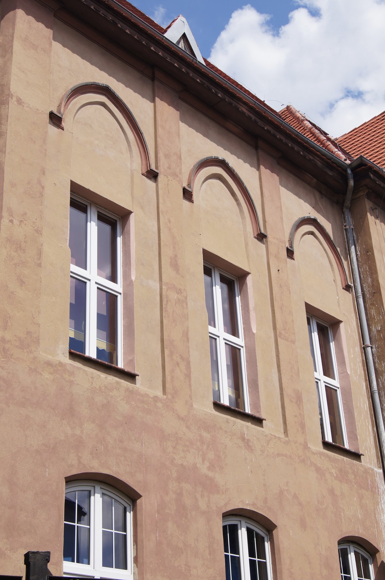 Okna ostrołukowe, dzisiaj zamurowane, w których umieszczony był tryptyk