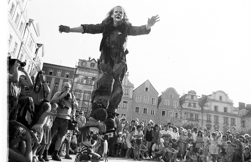 Teatr Pinezka, czyli Przemysław Grządziela podczas festiwalu teatrów ulicznych na początku lat 90-tych.