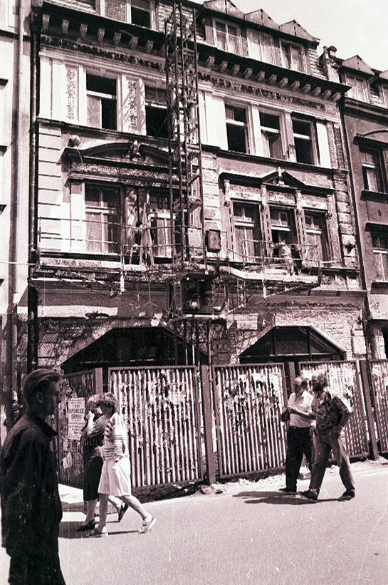 Remontowy boom początku lat 90-tych. Z kamienicy przy ul. 1 Maja ze starych elementów zachowała się jedynie fasada.