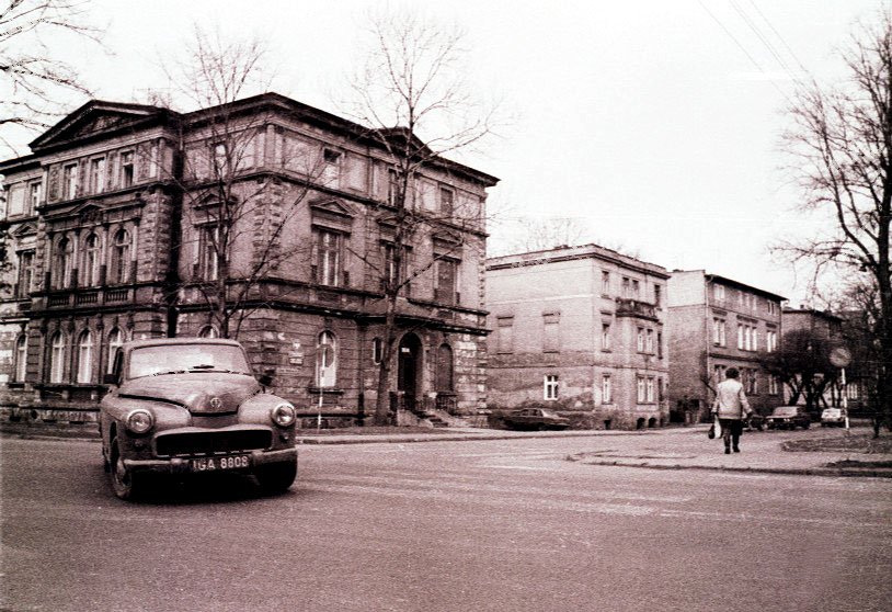Skrzyżowanie Wojska Polskiego z Mickiewicza. Wbrew pozorom, to też początek lat 90-tych, choć stara warszawa już wtedy uznawana była za zabytek na kółkach.