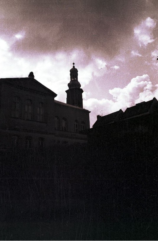 Sylwetka kościoła św. Erazma i Pankracego i dawnego Kolegium Jezuickiego oszpecona blokami przy ul. Kopernika.