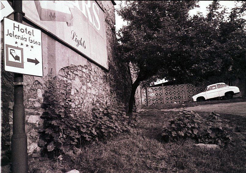 Zachęta do spędzenia nocy w hotelu Jelenia Góra: ulica Sobieskiego.