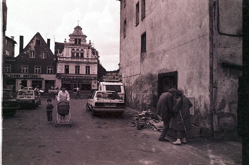 Tyły ul. Wolności. W jednej z widocznych naprzeciw kamienic jest bank. Drugiej już nie ma.