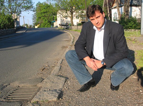 – Chodnik przy ul. Żymierskiego od kilku lat nadaje się do wymiany – mówi Rafał Mazur.