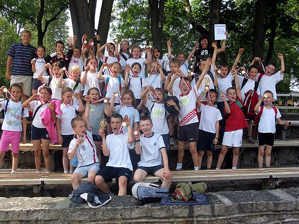 Uczniowie Szkoły Podstawowej nr 11 w Jeleniej Górze cieszą się ze zwycięstwa w turnieju.