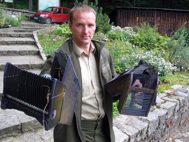 Strażnik Grzegorz Józefowicz prezentuje skonfiskowane maszynki do zbierania jagód.