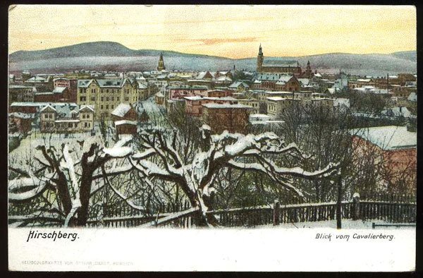 Zimowa panorama ze Wzgórza Rycerskiego (Cavalierberg). Sylweta kościoła św. Erazma i Pankracego góruje nad pozostałymi budynkami.