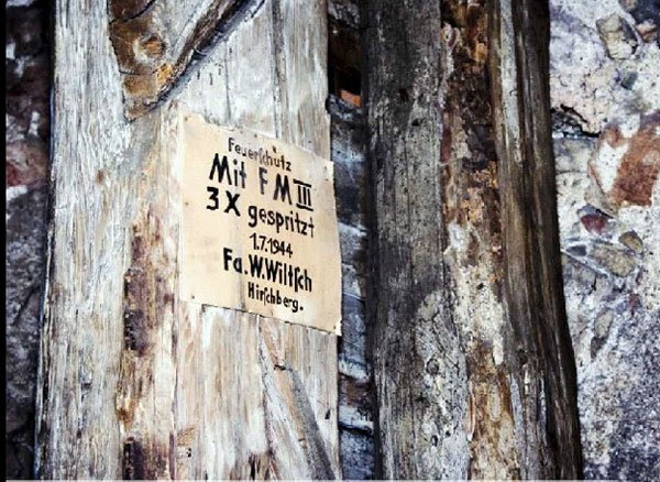 1 lipca 1944 był na wieży kościelnej ogniomistrz Witsch: pryskał drewnianą konstrukcję specjalną substancją przeciwogniową.