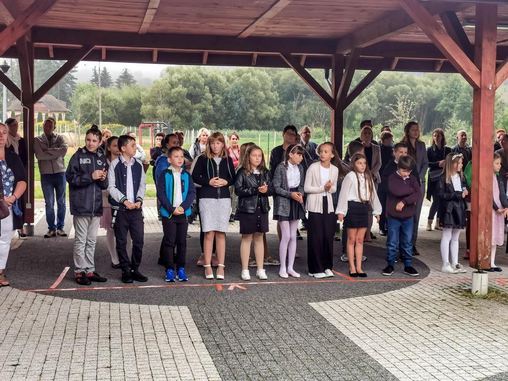 rodzice-okupuja-szkoe-90796