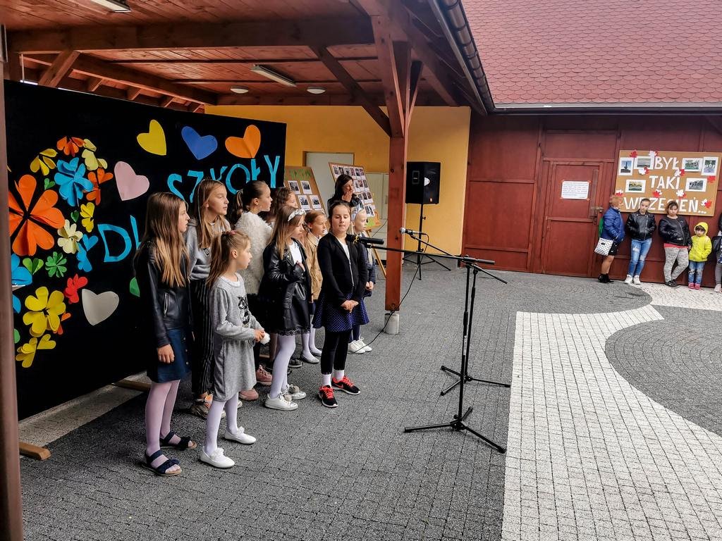 rodzice-okupuja-szkoe-90796