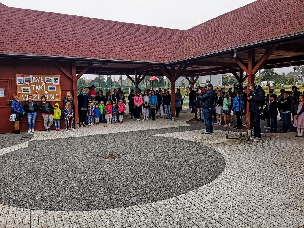 rodzice-okupuja-szkoe-90796