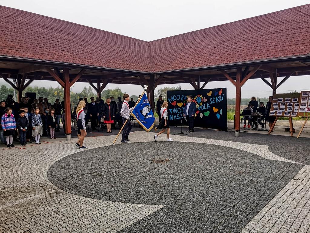 rodzice-okupuja-szkoe-90796