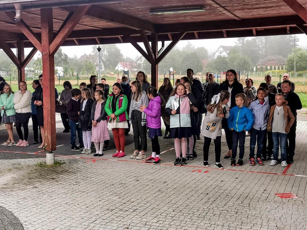 rodzice-okupuja-szkoe-90796