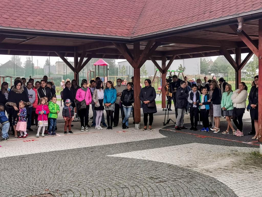 rodzice-okupuja-szkoe-90796
