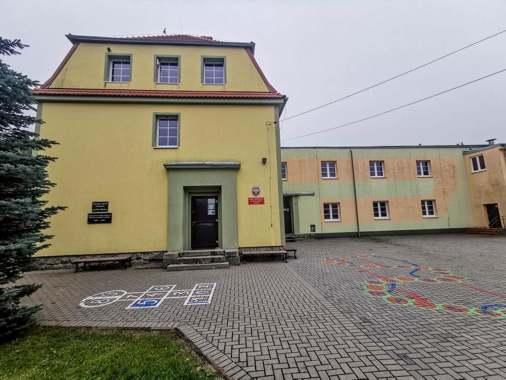 rodzice-okupuja-szkoe-90796