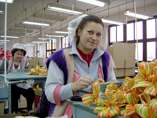 Pracę przy produkcji wstążek znalazła, m.in. Grażyna Stępkowska.