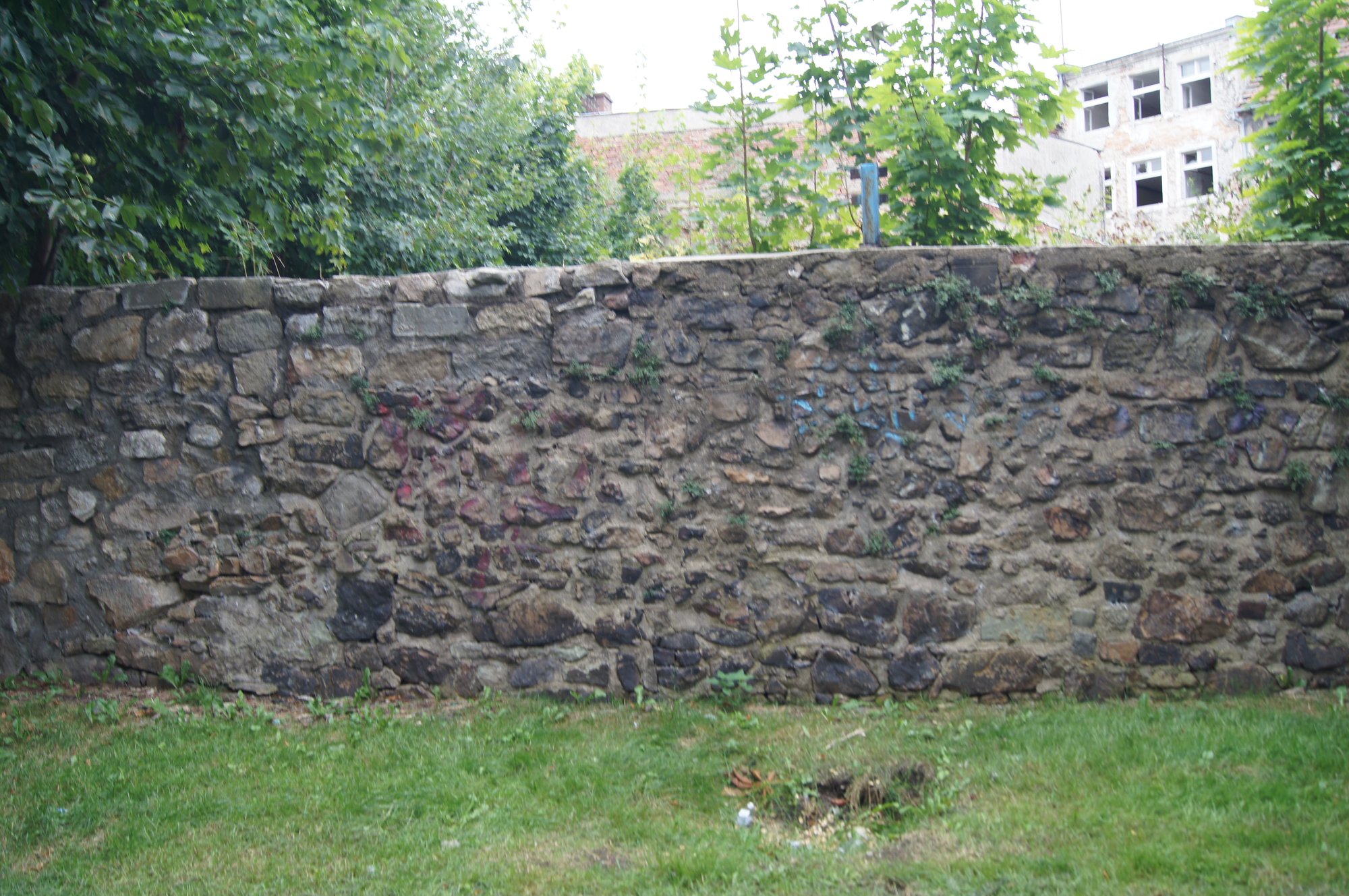 Mur wzdłuż ulicy Podwale