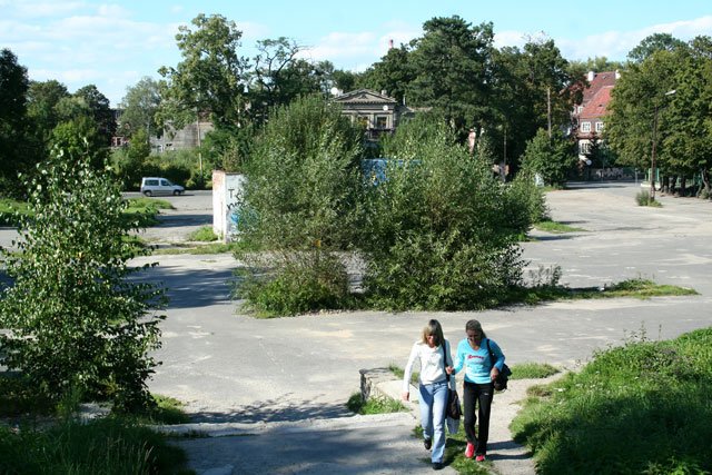 Jeden z najdroższych placów w centrum Jeleniej Góry popada w coraz większą ruinę