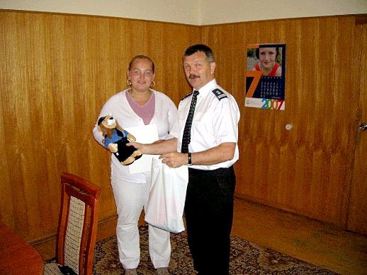 Komendant Zbigniew Ciosmak dziękuje dzielnej jeleniogórzance.