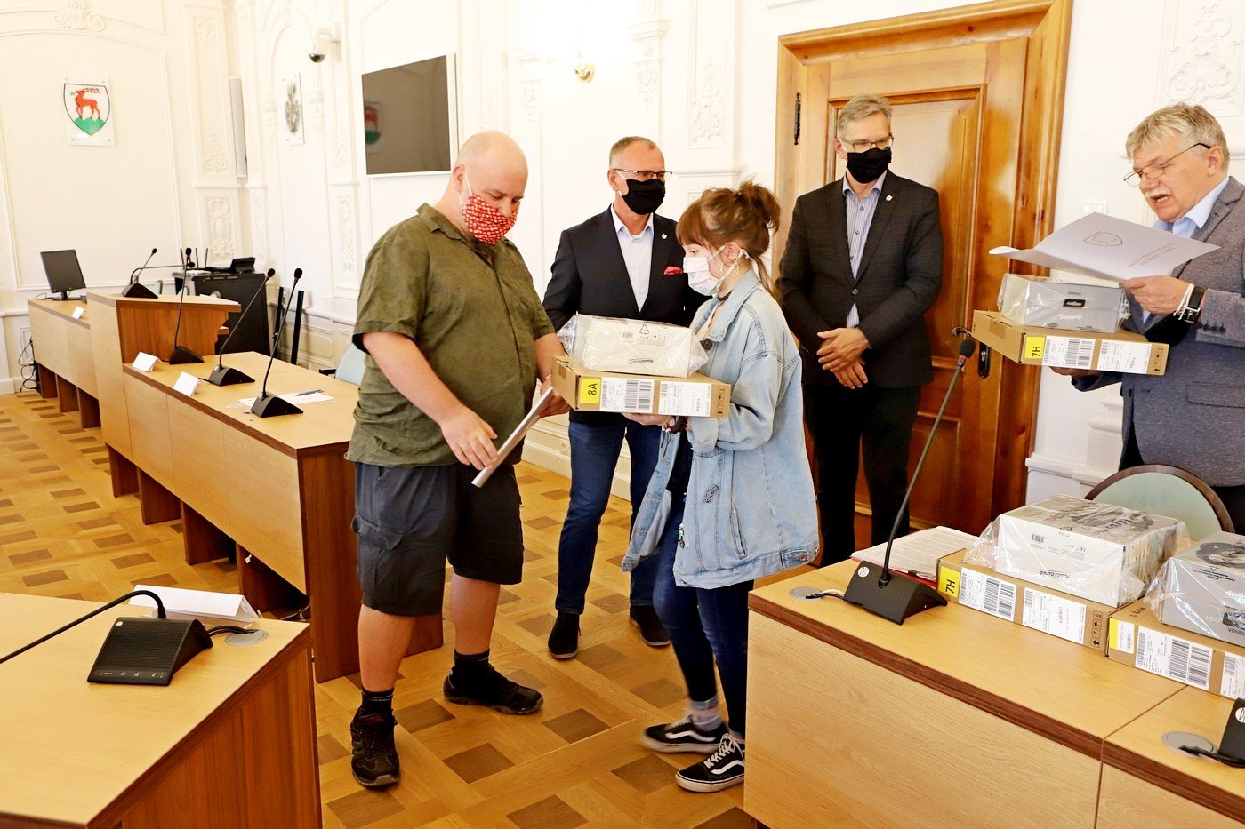 przekazali-laptopy-dla-rodzin-zastepczych-91377