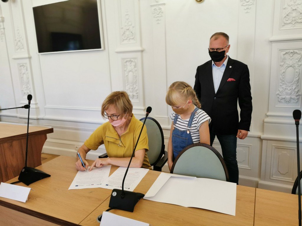 przekazali-laptopy-dla-rodzin-zastepczych-91377