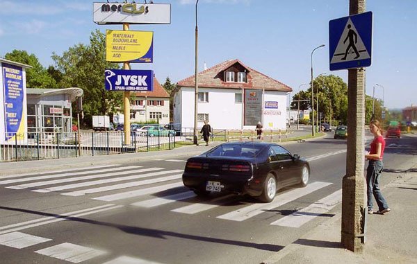 Pędzące auta utrudniają bezpieczne przejście na drugą stronę Podwala.