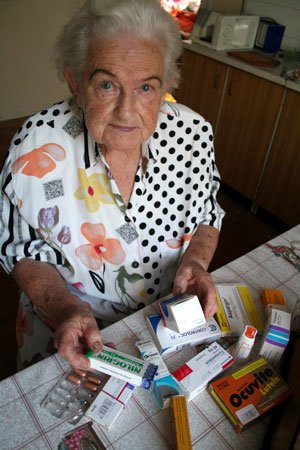 Pani Cecylia nie wie, gdzie może bez przeszkód wyrzucić przeterminowane leki.