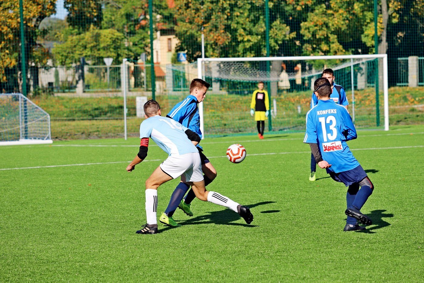biaoniebiescy-rozbili-konfeks-92010