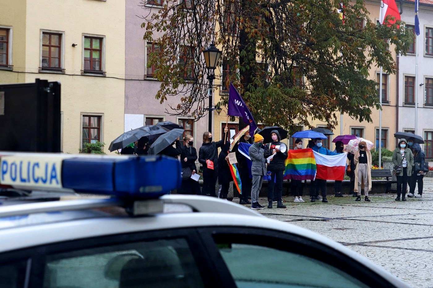 protest-w-strugach-deszczu-92058