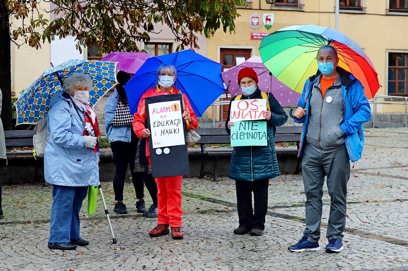 protest-w-strugach-deszczu-92058