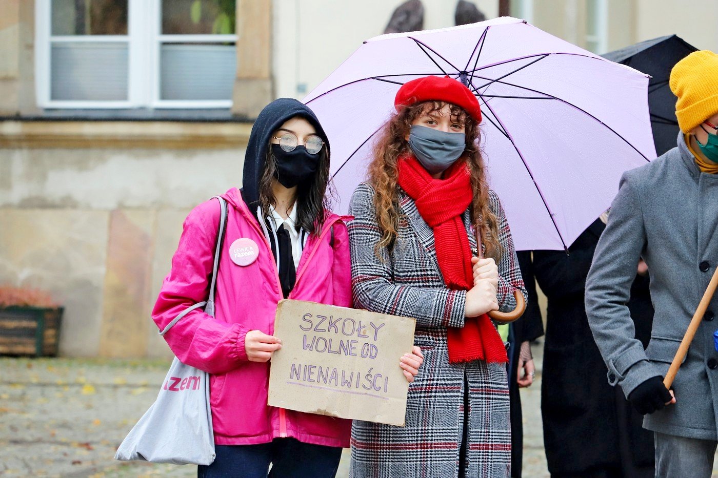protest-w-strugach-deszczu-92058