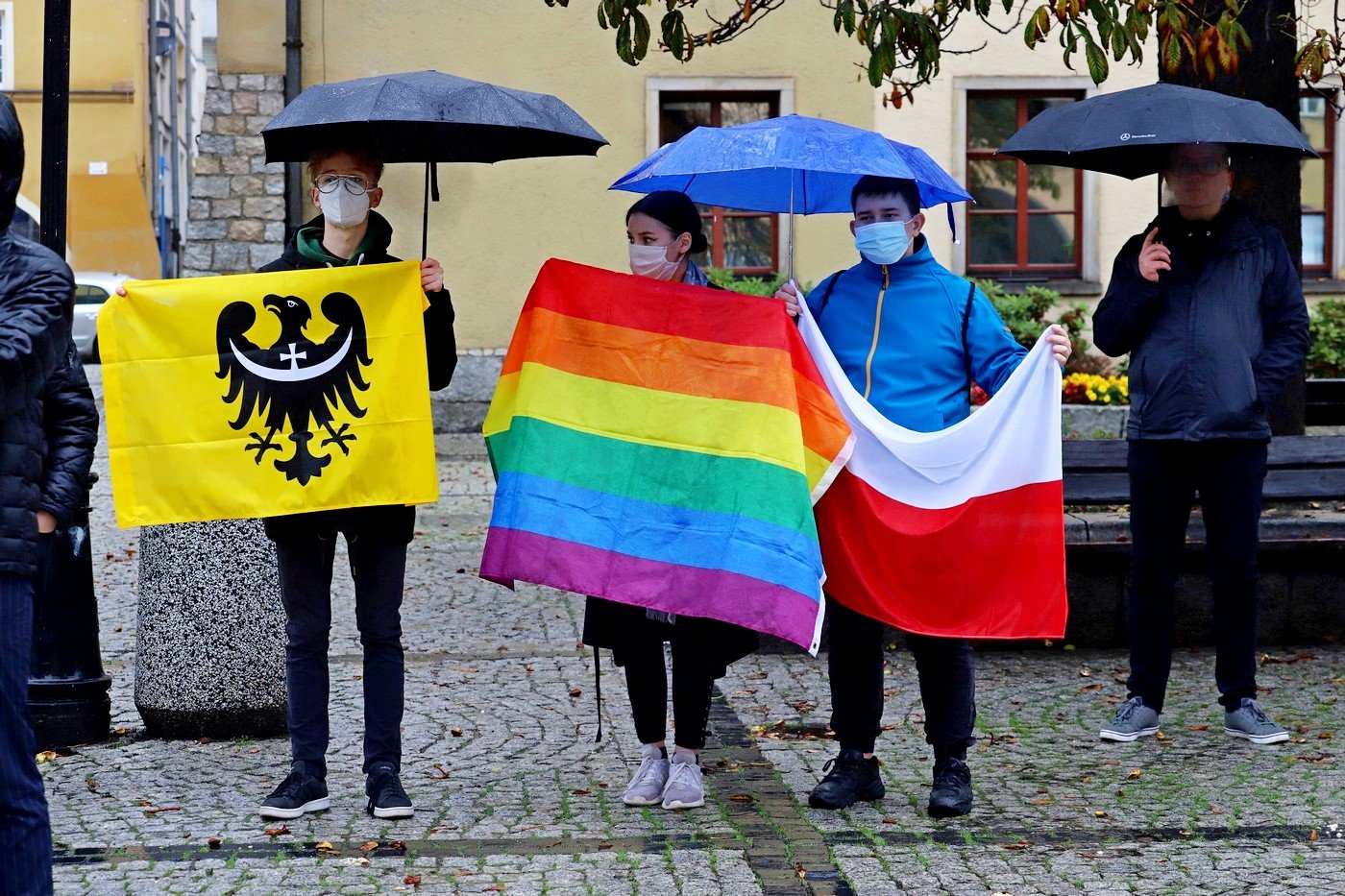 protest-w-strugach-deszczu-92058