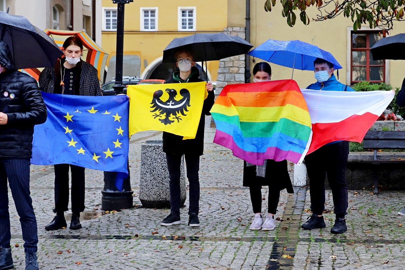 protest-w-strugach-deszczu-92058