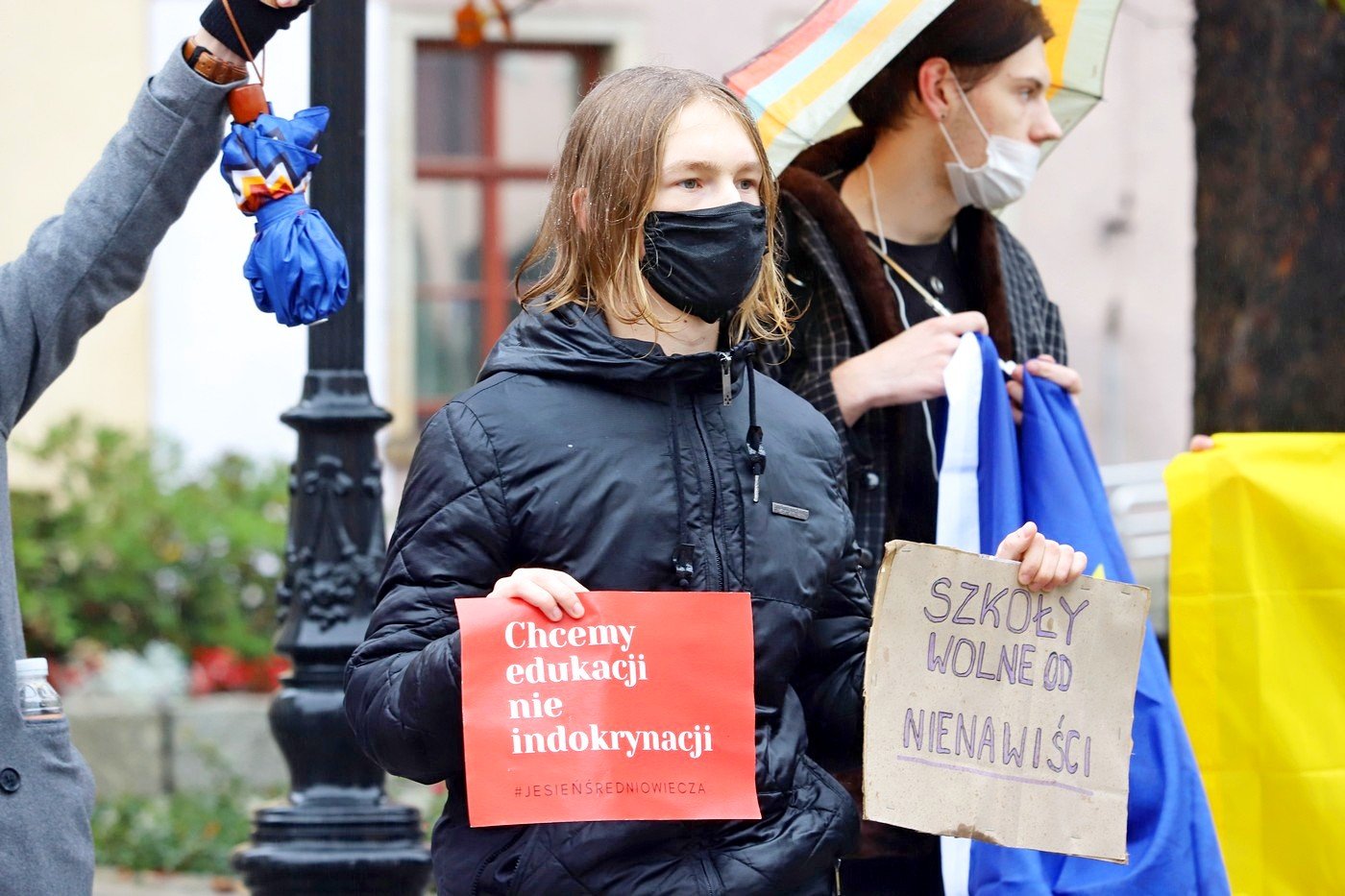 protest-w-strugach-deszczu-92058