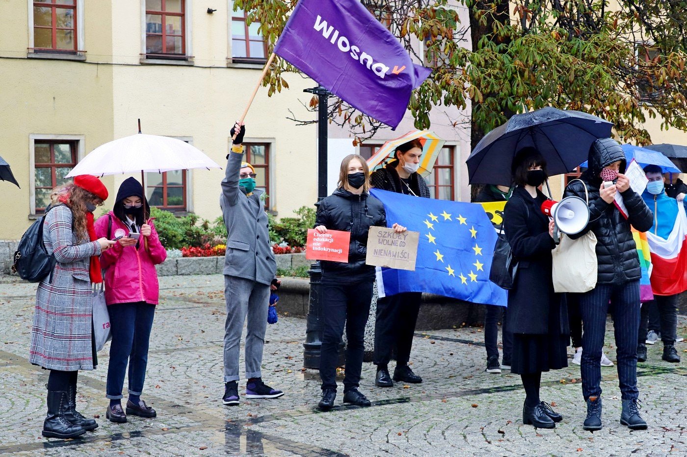 protest-w-strugach-deszczu-92058