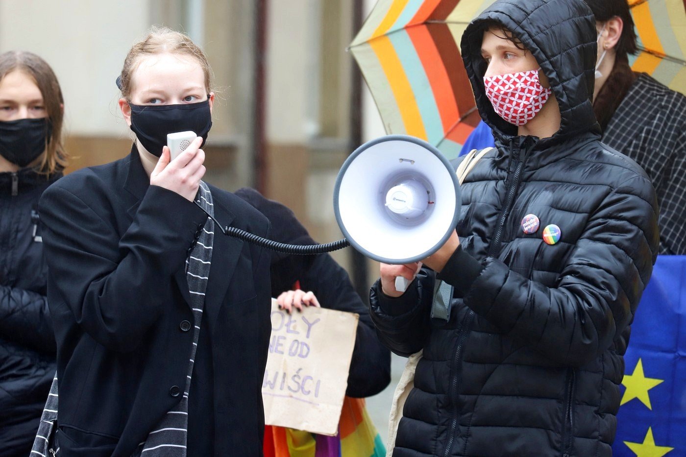 protest-w-strugach-deszczu-92058