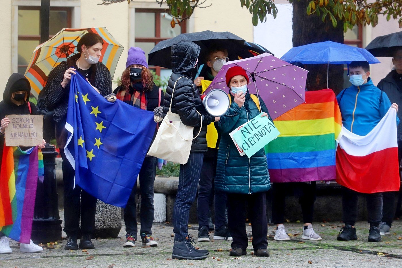 protest-w-strugach-deszczu-92058