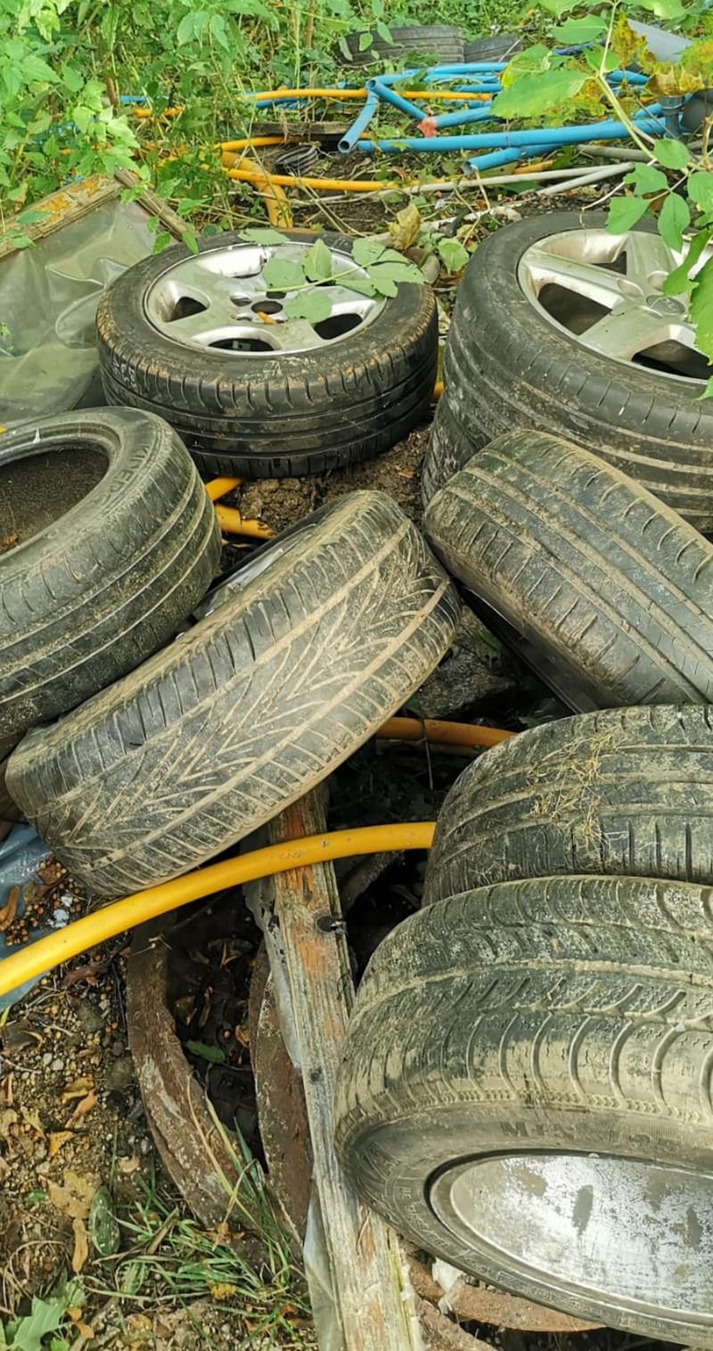 podczas-ucieczki-z-upem-auto-zakopao-sie-na-polu-92219