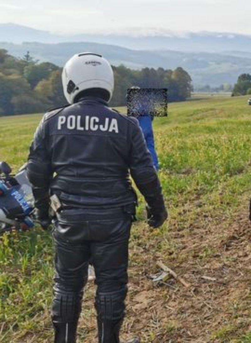 podczas-ucieczki-z-upem-auto-zakopao-sie-na-polu-92219