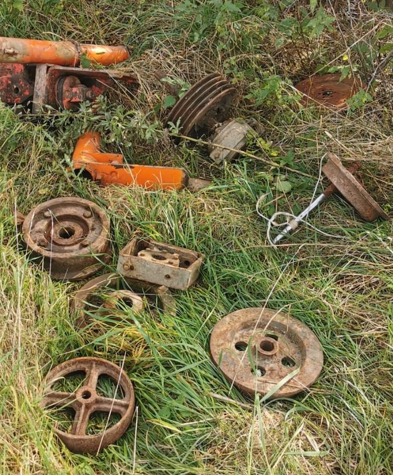 podczas-ucieczki-z-upem-auto-zakopao-sie-na-polu-92219