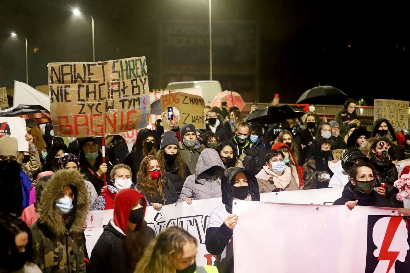 strajk-kobiet-w-strugach-deszczu-92416