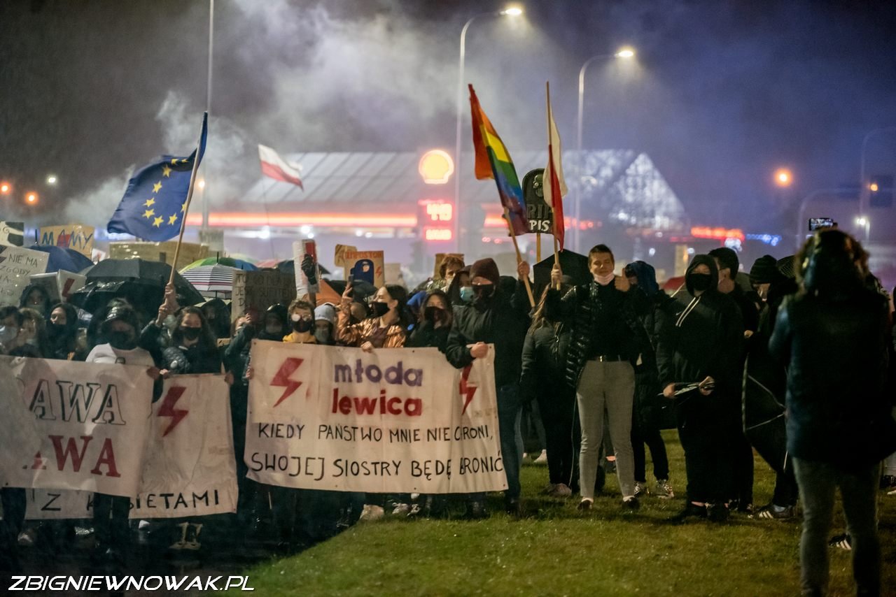 strajk-kobiet-w-strugach-deszczu-92416