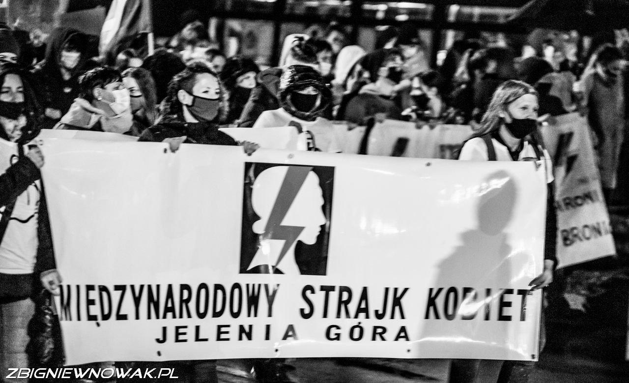 strajk-kobiet-w-strugach-deszczu-92416