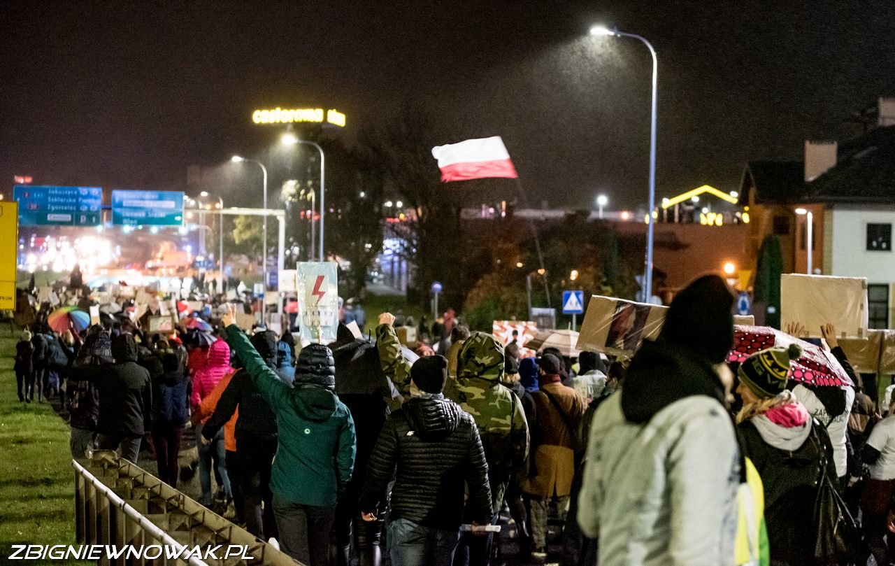 strajk-kobiet-w-strugach-deszczu-92416
