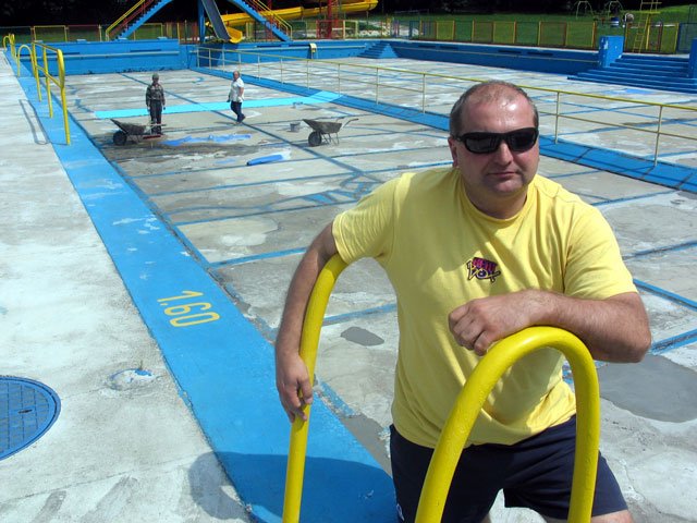 – Dno basenów będzie pomalowane na niebiesko – mówi Artur Smoleński.