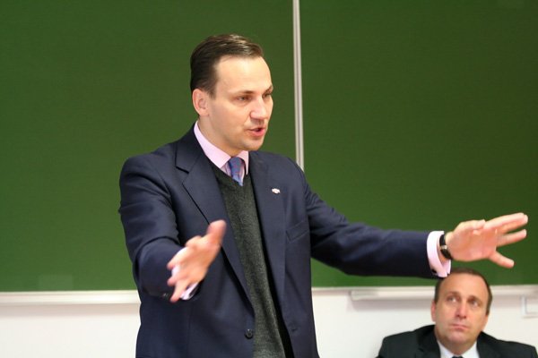 Platforma Obywatelska zaprasza do Jeleniej Góry mocnych kandydatów. Po Stefanie Niesiołowskim stolicę Karkonoszy odwiedził Radosław Sikorski.