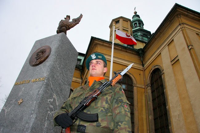 Warta honorowa przy nowym pomniku.