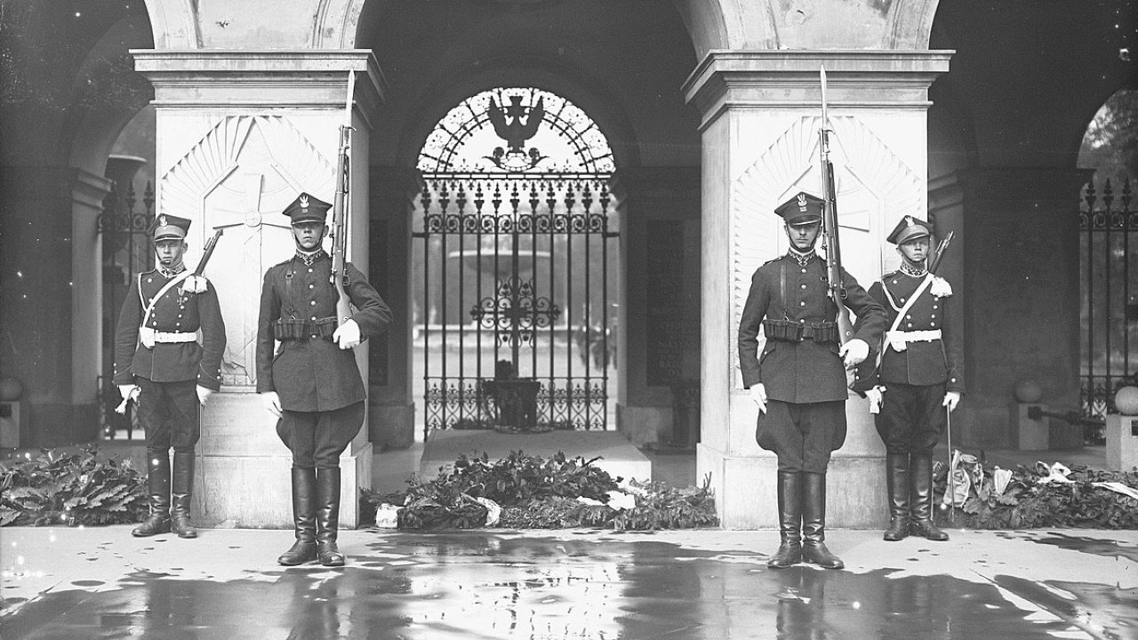Warta honorowa przy Grobie Nieznanego Żołnierza/fot. Narcyz Witczak Witaczyński – domena