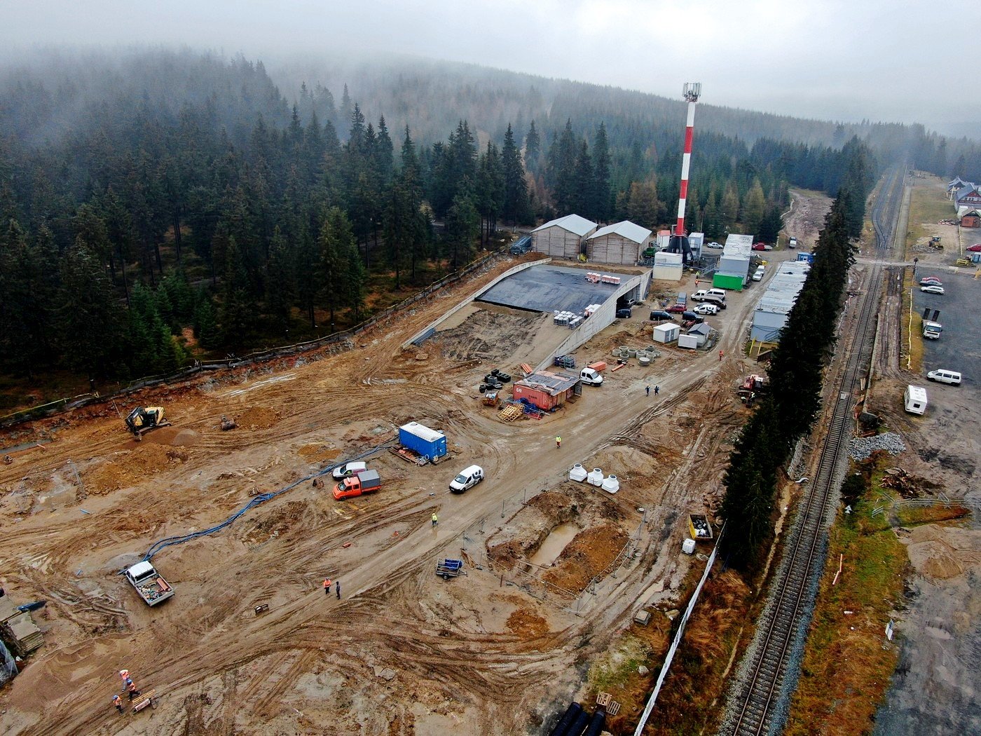 budynek-dcs-pnie-sie-w-gore-92785