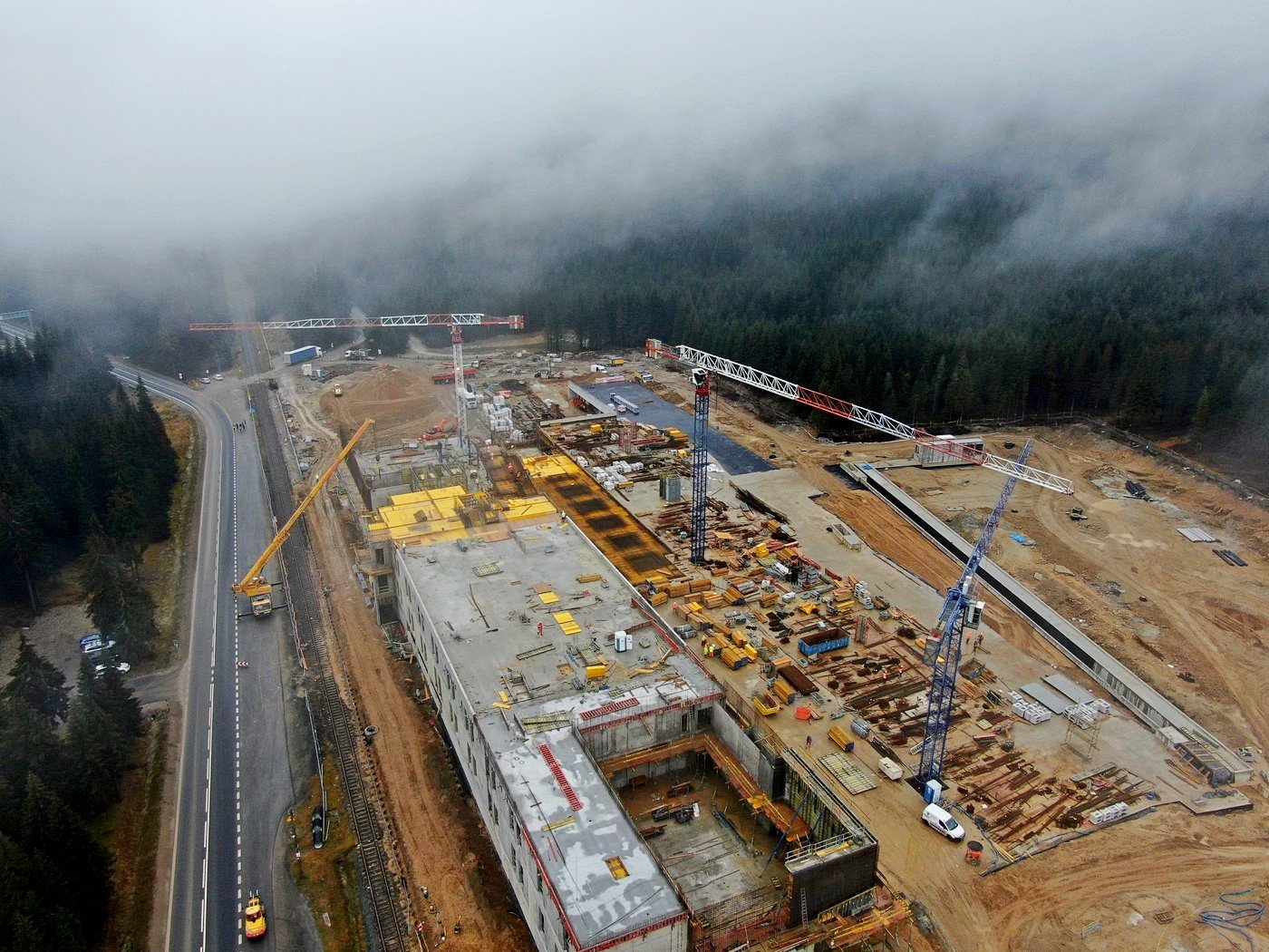 budynek-dcs-pnie-sie-w-gore-92785